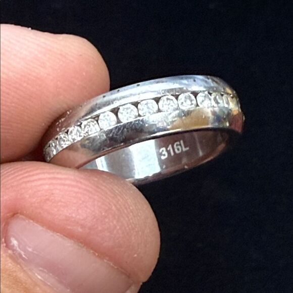 Nice quality stainless steel ring with diamond style gems sz 8 - Picture 2 of 2